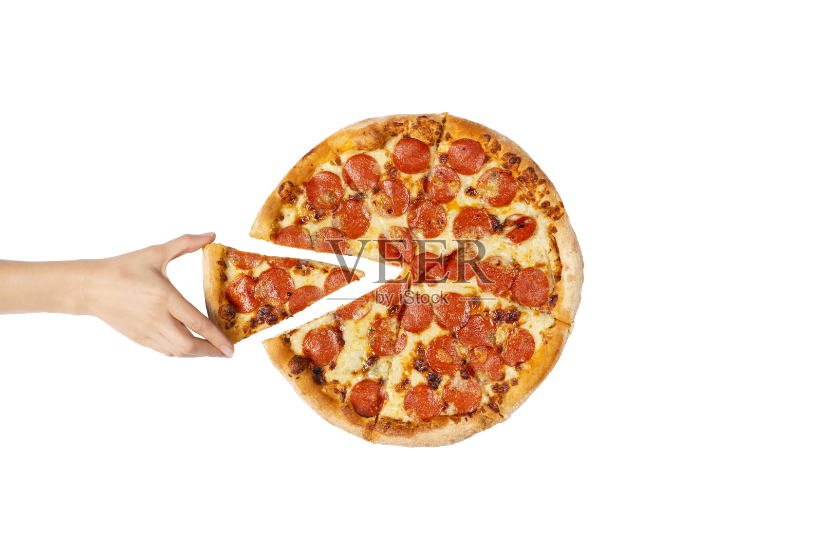手拿着一片披萨。没有一块的大意大利香肠披萨。意大利香肠披萨的俯视图。意大利美食概念，街头小吃，快餐，速食照片摄影图片