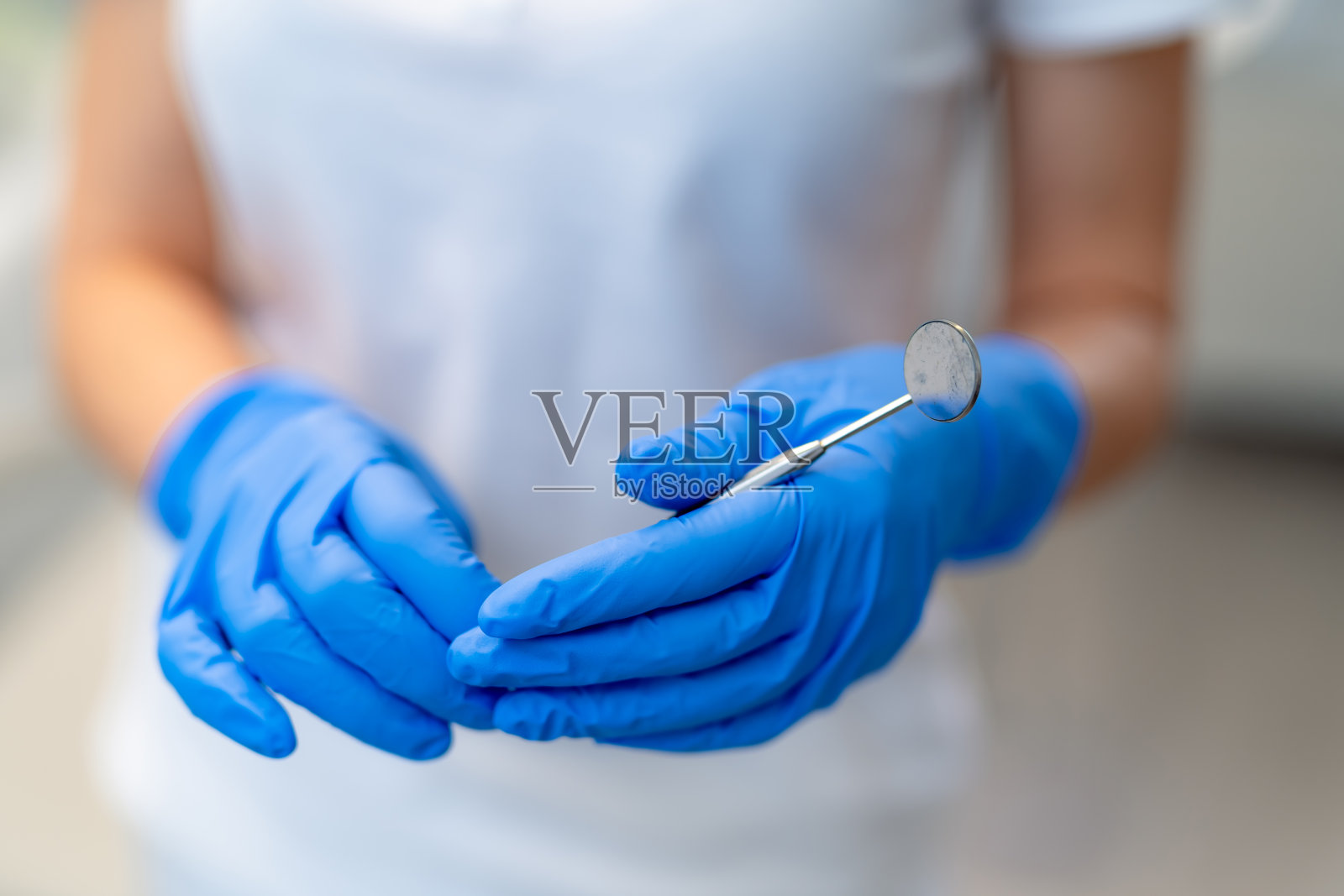 专业医护人员戴着手套，闭上。手上戴着手术手套。照片摄影图片