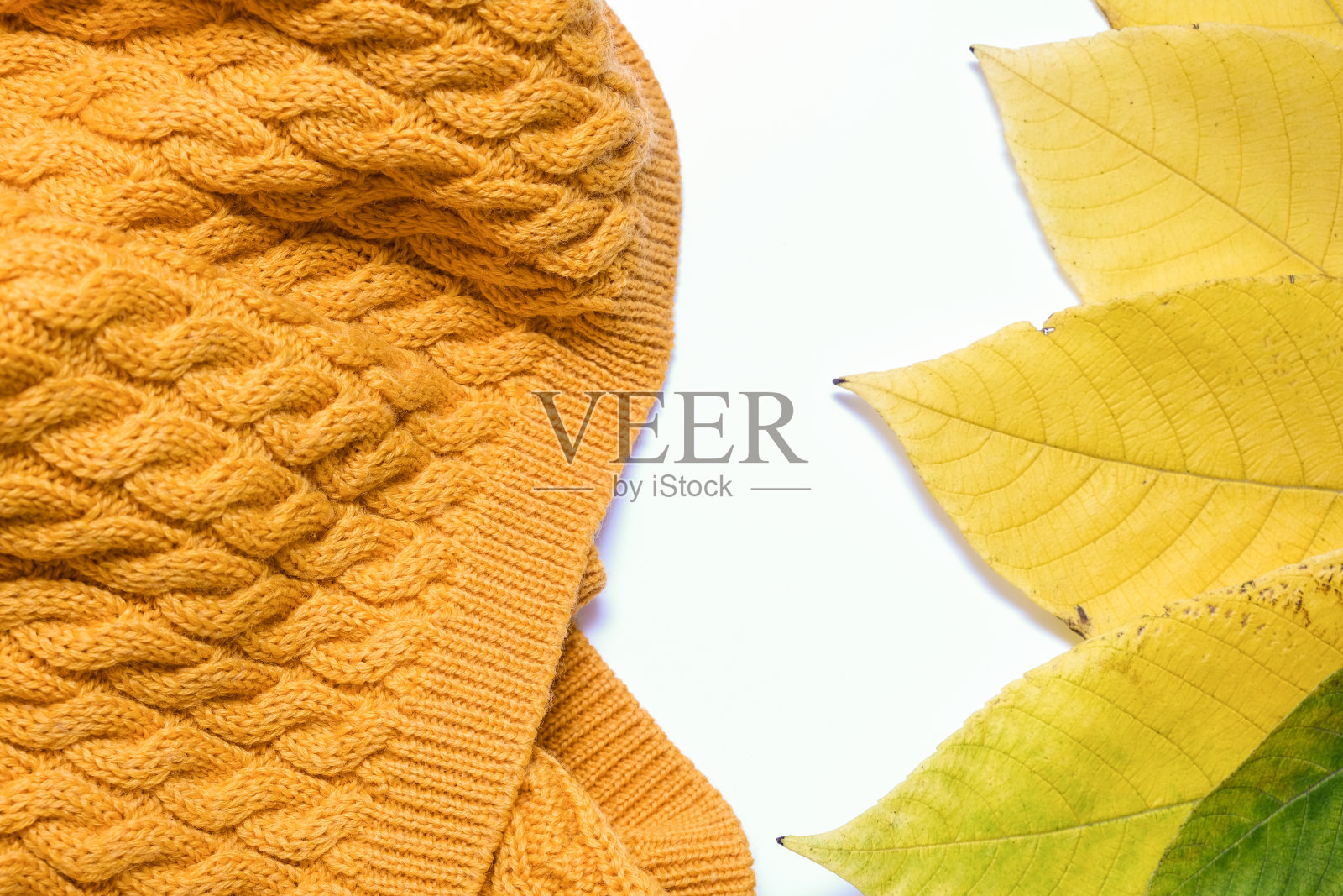 黄色的秋叶和针织毛衣作为秋天的背景照片摄影图片