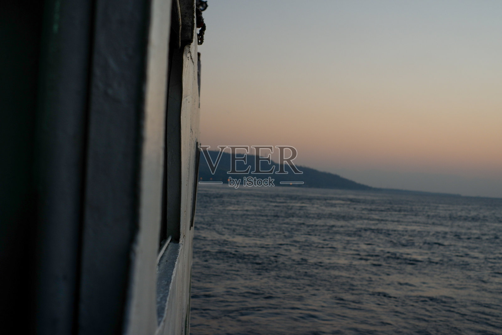 从船的窗口可以看到海面上早晨的气氛照片摄影图片