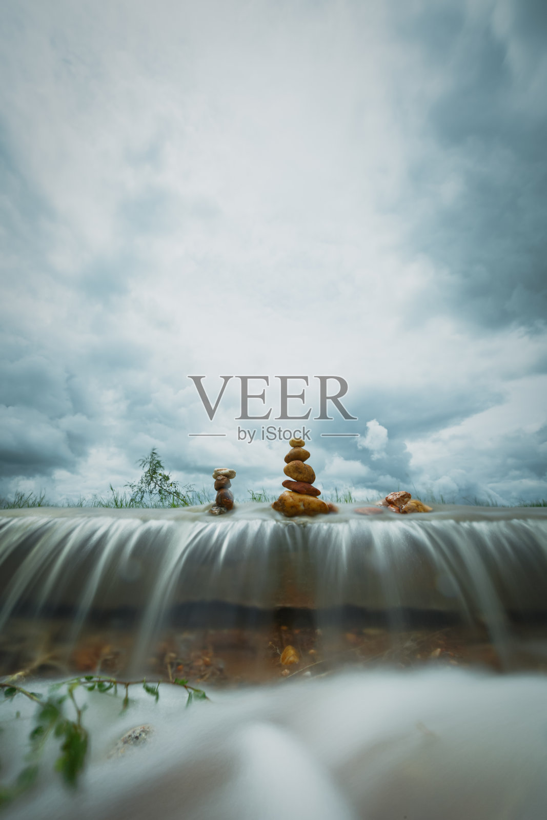 瀑布上的禅石照片摄影图片