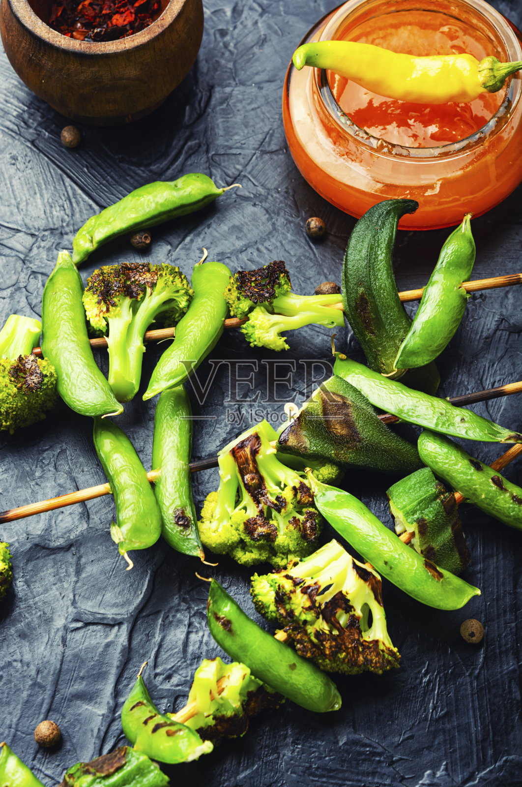 素食串和辣酱照片摄影图片