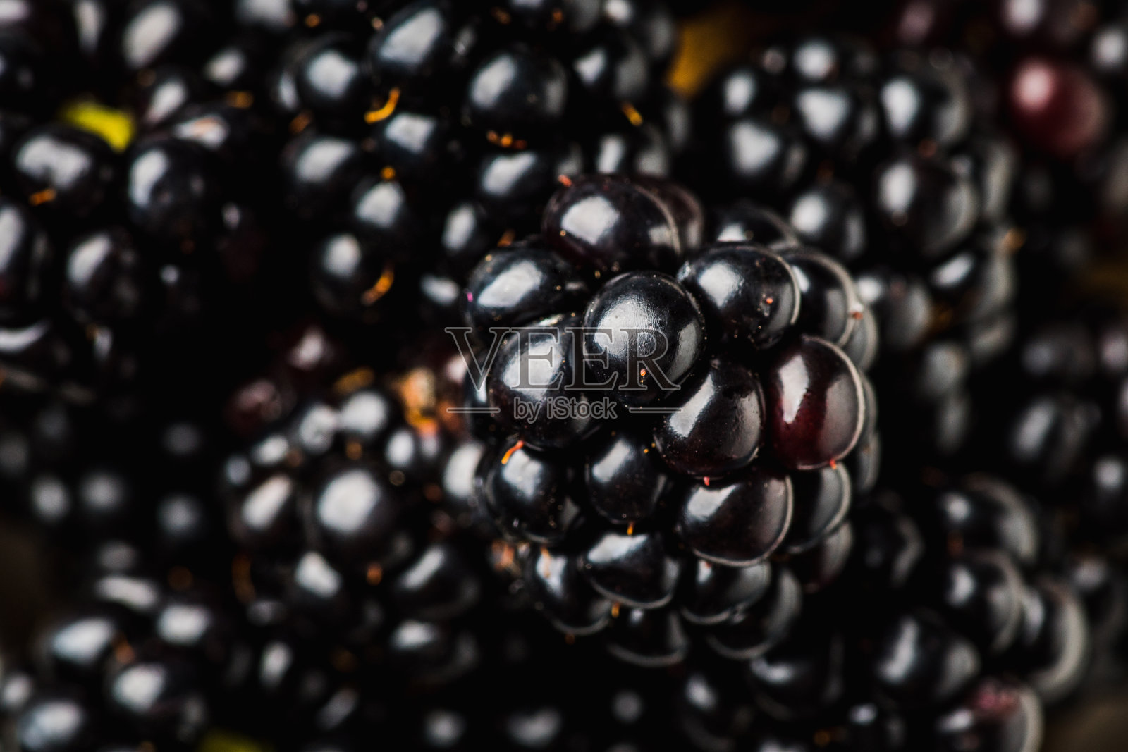 成熟的黑莓堆在深色的乡村背景上。有选择性的重点。浅景深。照片摄影图片