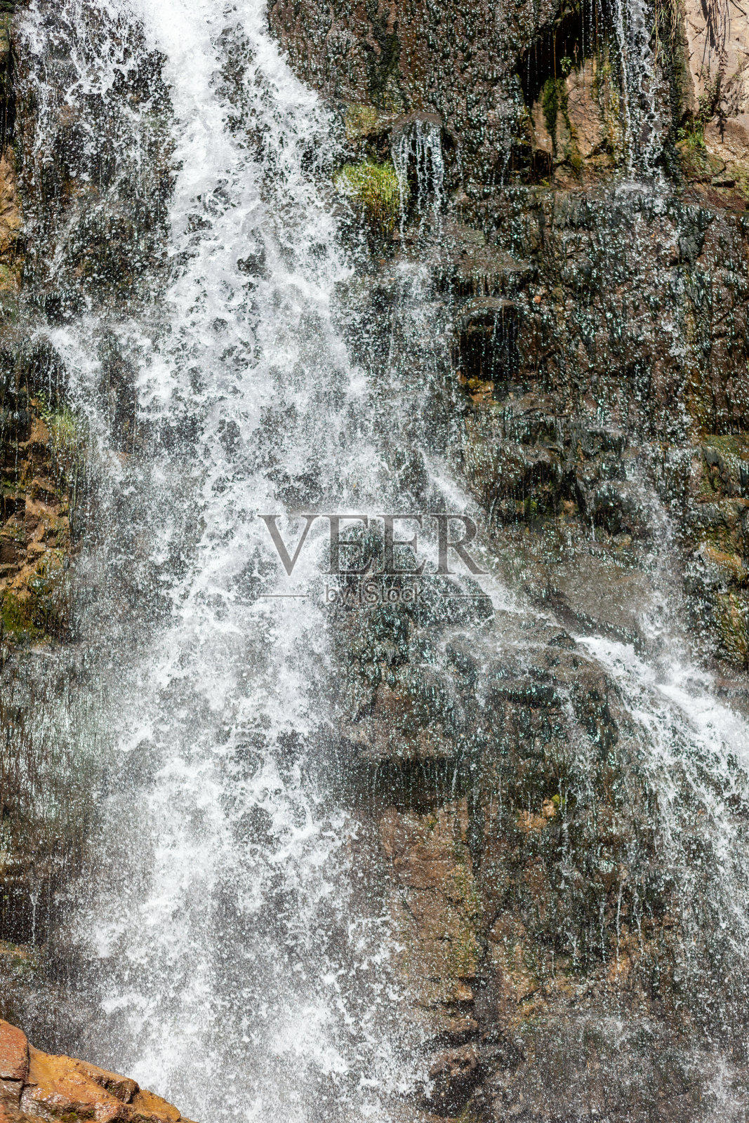一个强大的瀑布的特写在野外高质量。照片摄影图片