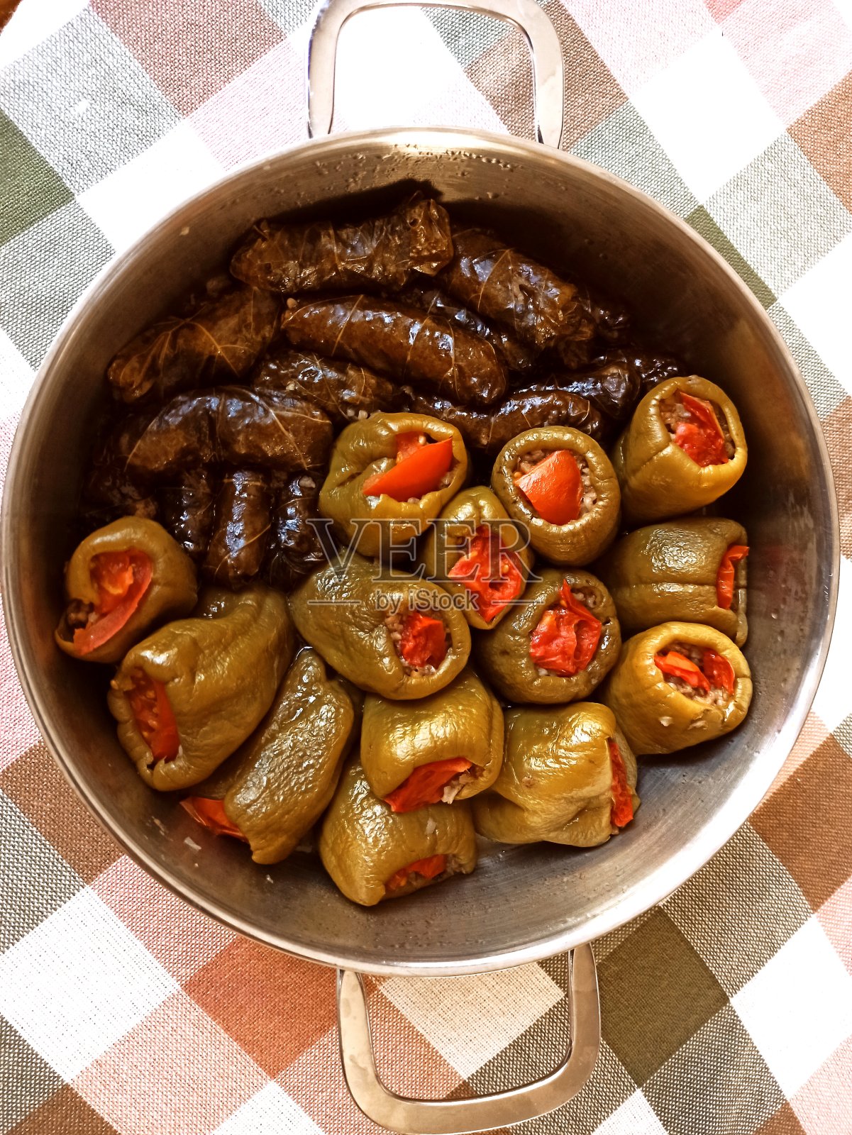 传统的土耳其包馅甜椒葡萄叶卷饼在博德鲁姆土耳其照片摄影图片