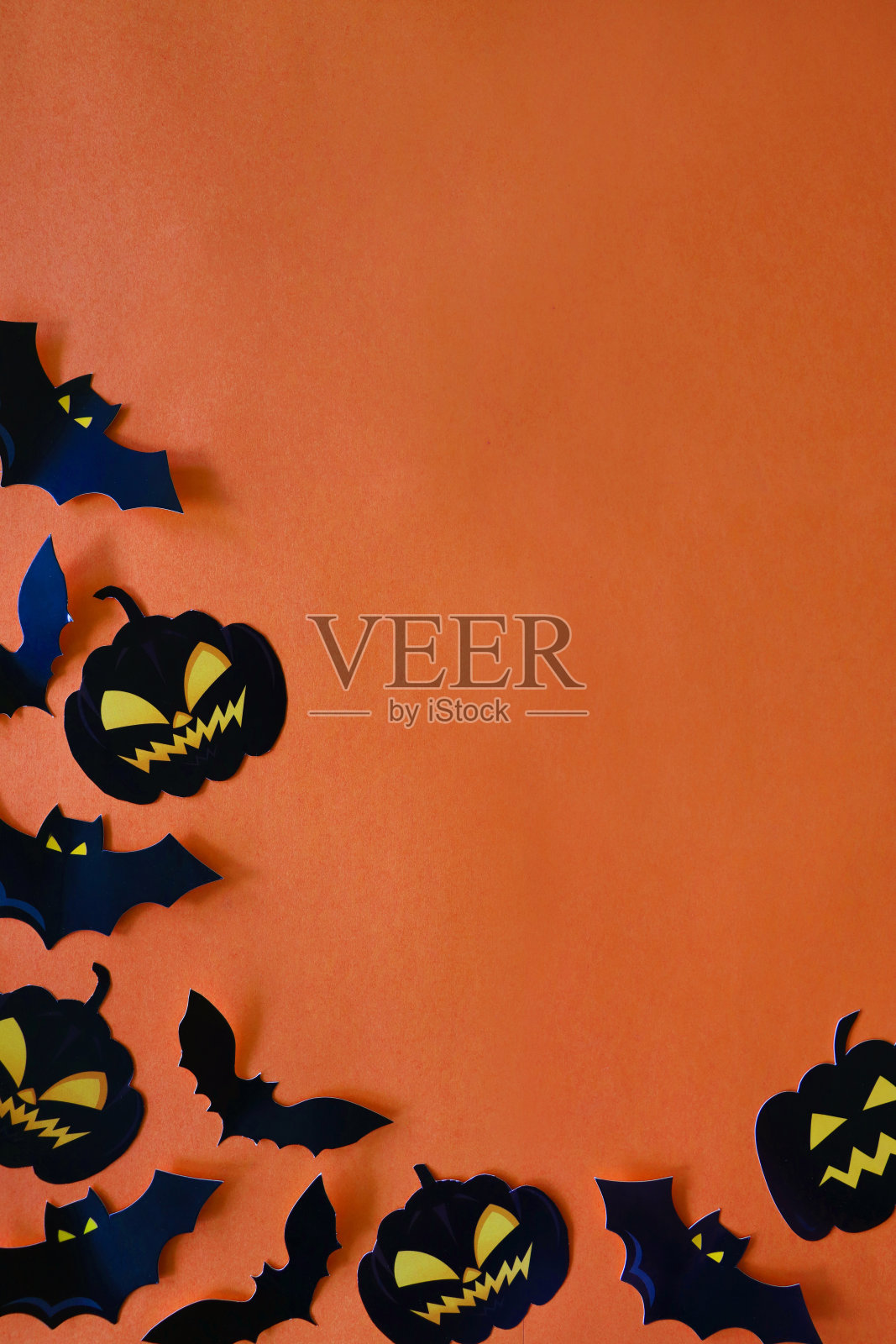 万圣节设计海报的形象，自制剪影裁剪形状的蝙蝠和南瓜杰克灯的橙色背景，万圣节墙纸背景，复制空间照片摄影图片