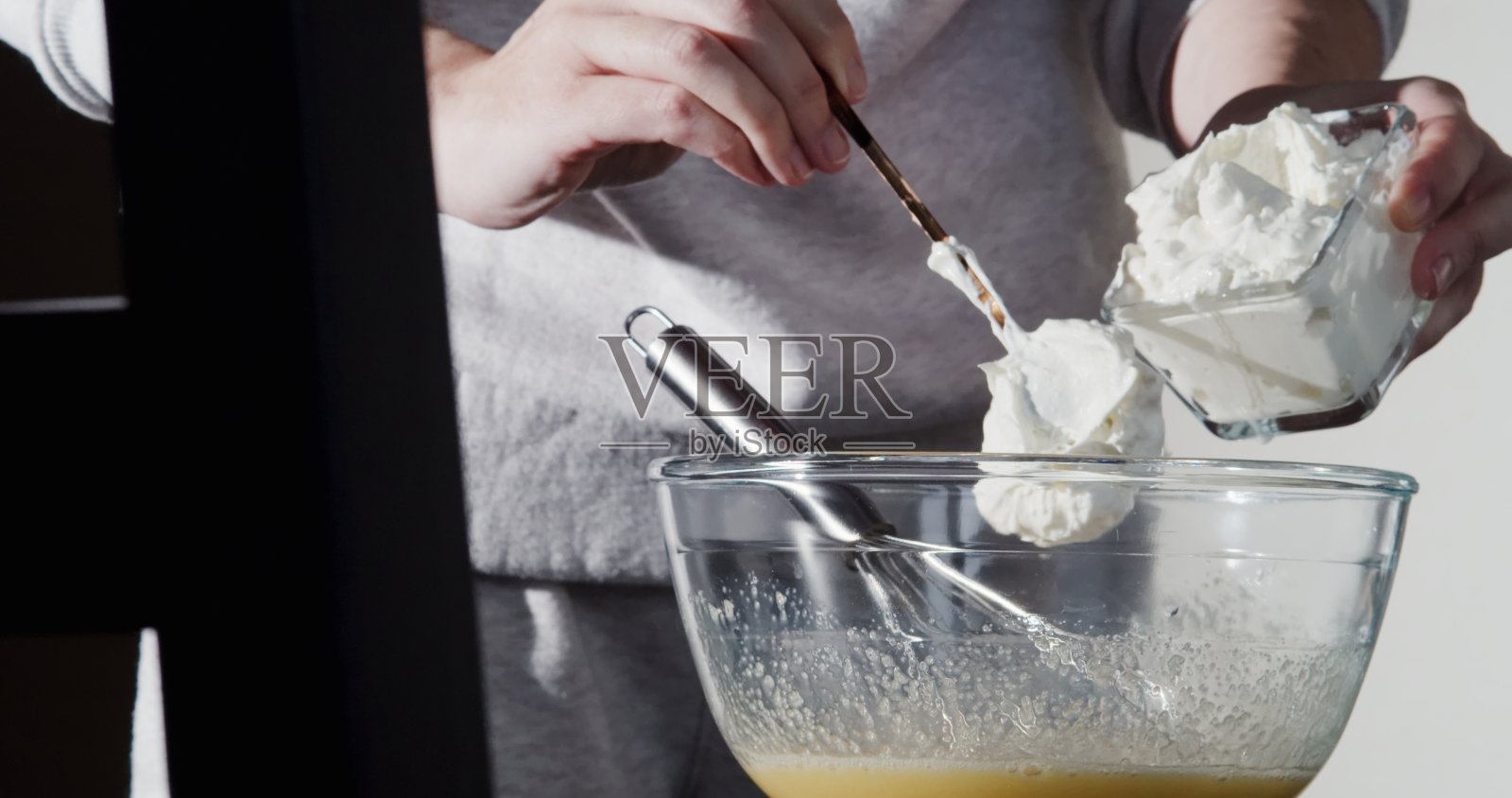 准备自制的蛋糕照片摄影图片