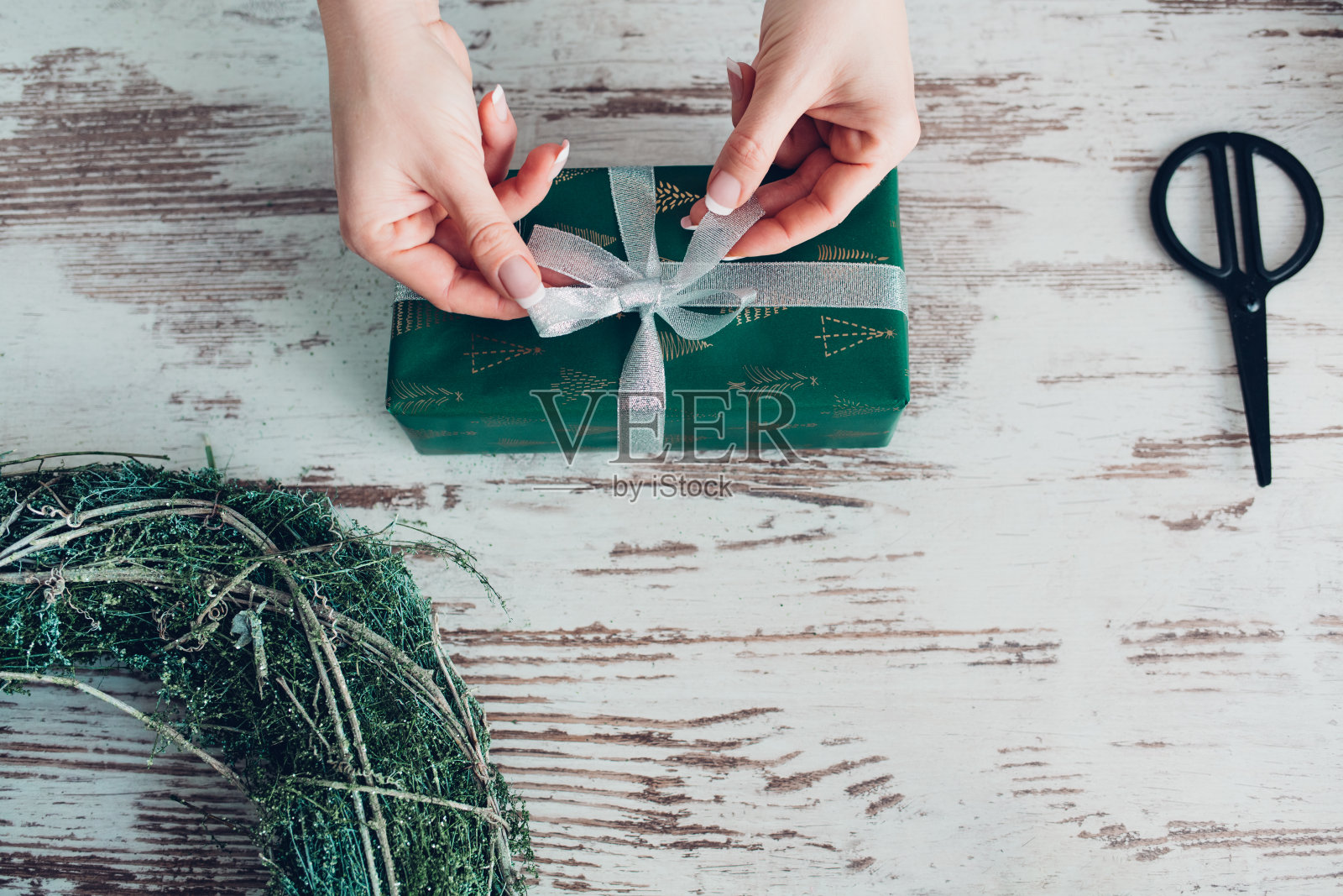 包装圣诞礼物的女人照片摄影图片