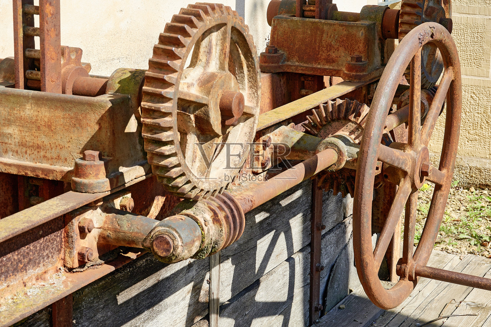 老式面粉厂生锈的轮子照片摄影图片