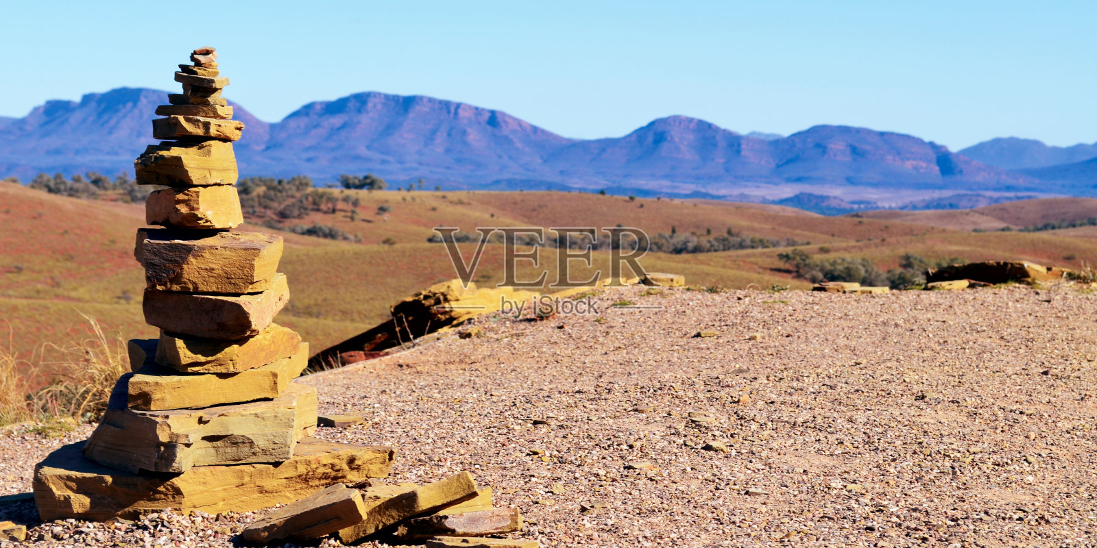 景观-岩石艺术在伊卡拉-弗林德斯山脉国家公园-内陆南澳大利亚照片摄影图片