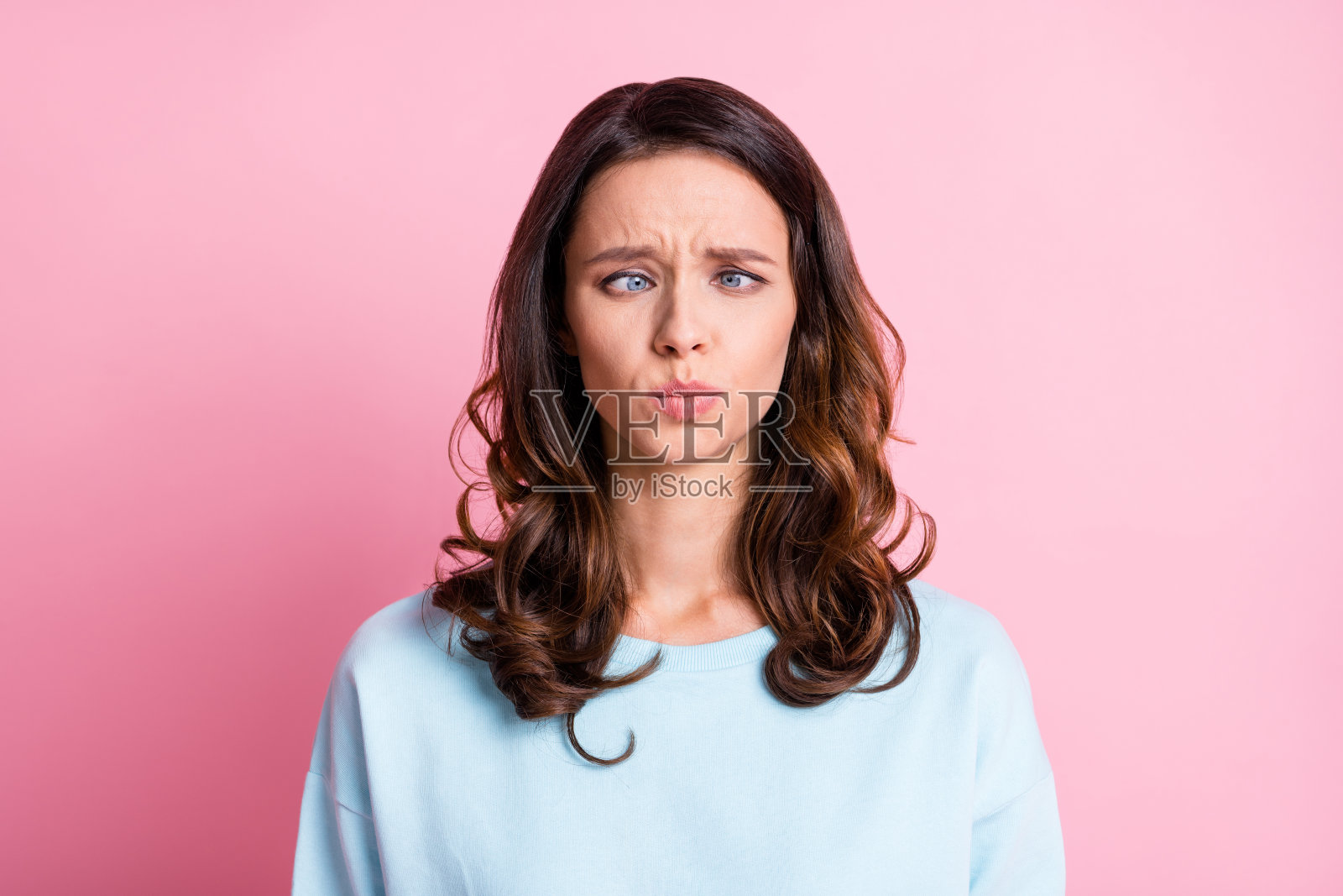 照片的年轻漂亮的女人疯狂愚弄鬼脸手表在不同的方式孤立在粉红色背景照片摄影图片