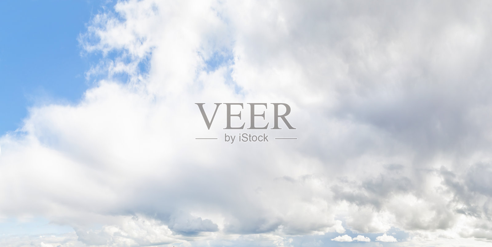 夏天的积云。大量的云。照片摄影图片