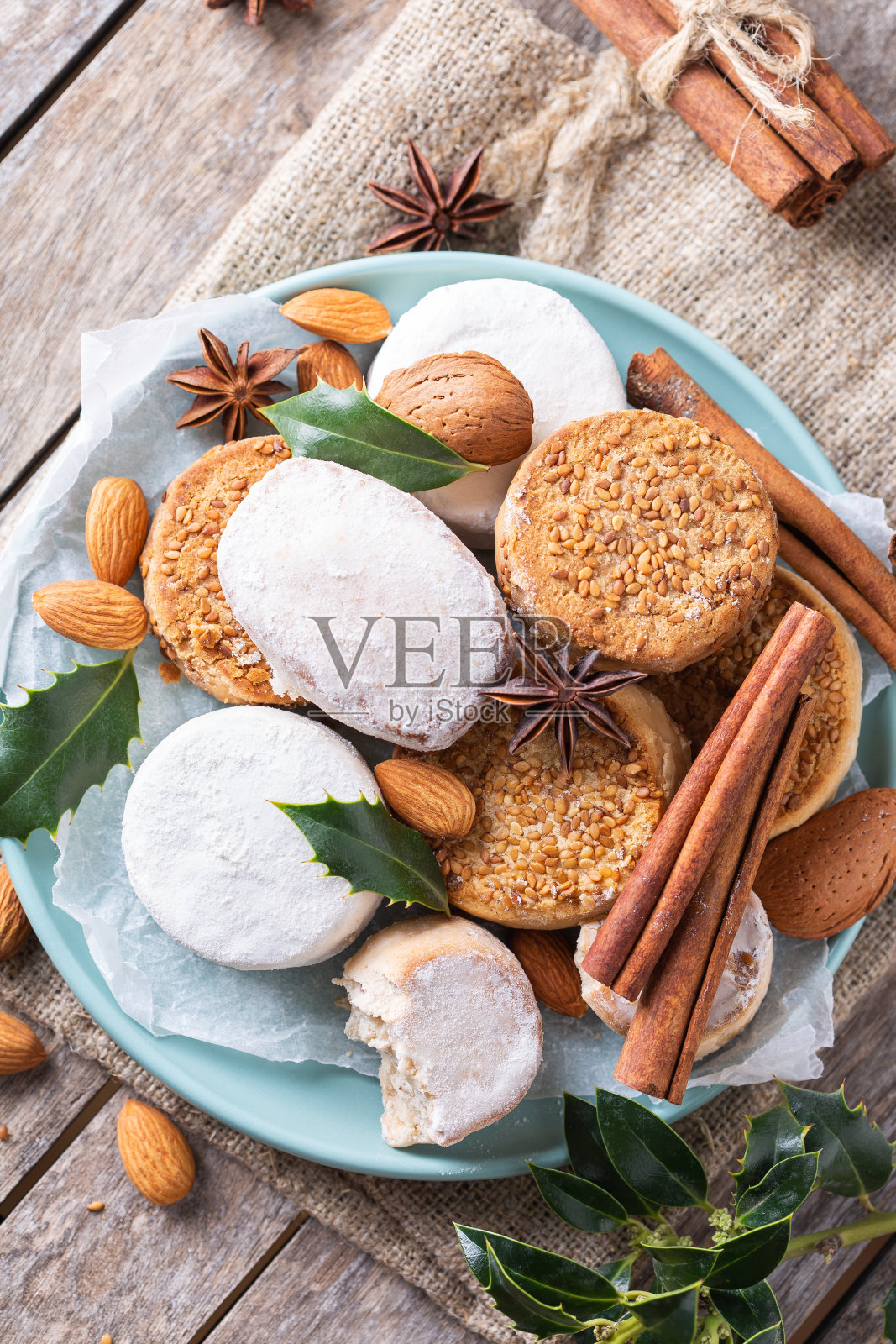 典型的西班牙圣诞糖果，脆饼曼特卡多和波罗沃罗内照片摄影图片