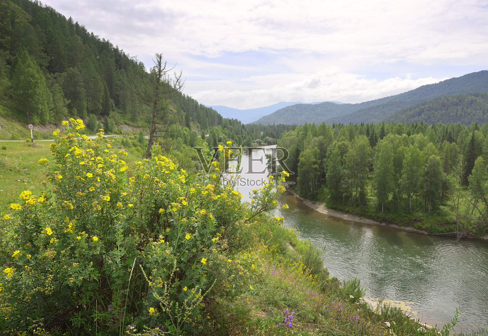 海岸的山区河流科克萨照片摄影图片