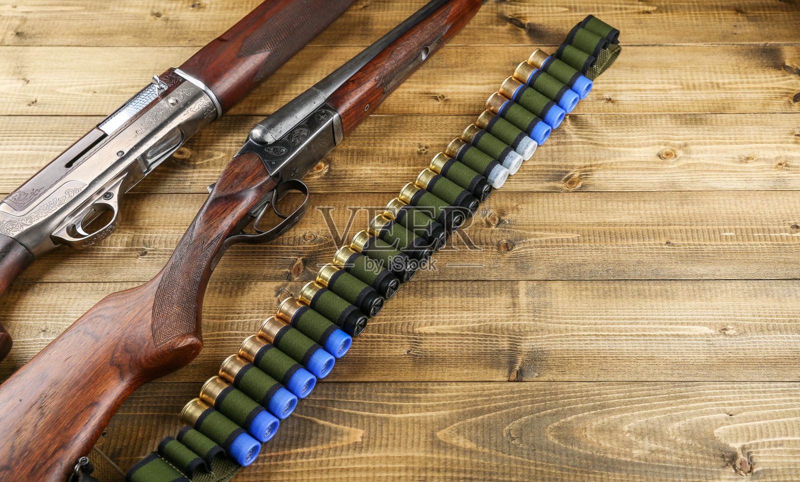 猎枪和子弹放在木制背景上照片摄影图片