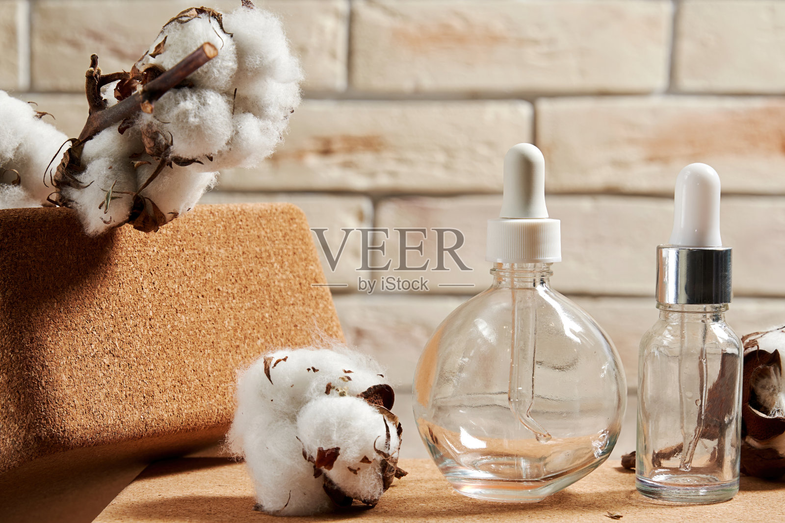空瓶子装有棉花枝和花蕾的化妆品液体。时尚美妆桌面背景照片摄影图片