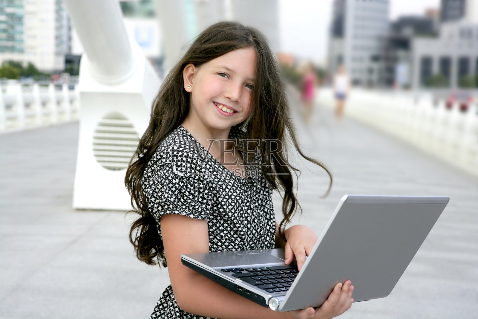 漂亮的小女孩带着笔记本电脑照片摄影图片