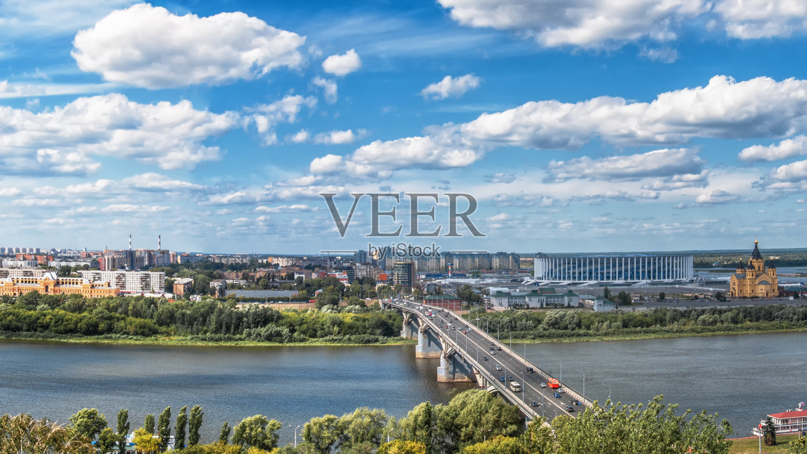 下诺夫哥罗德全景图，俄罗斯。亚历山大·涅夫斯基的东正教大教堂，足球场和大桥照片摄影图片