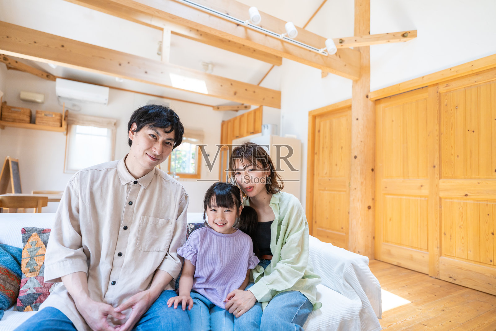 一家人在家里玩得很开心照片摄影图片