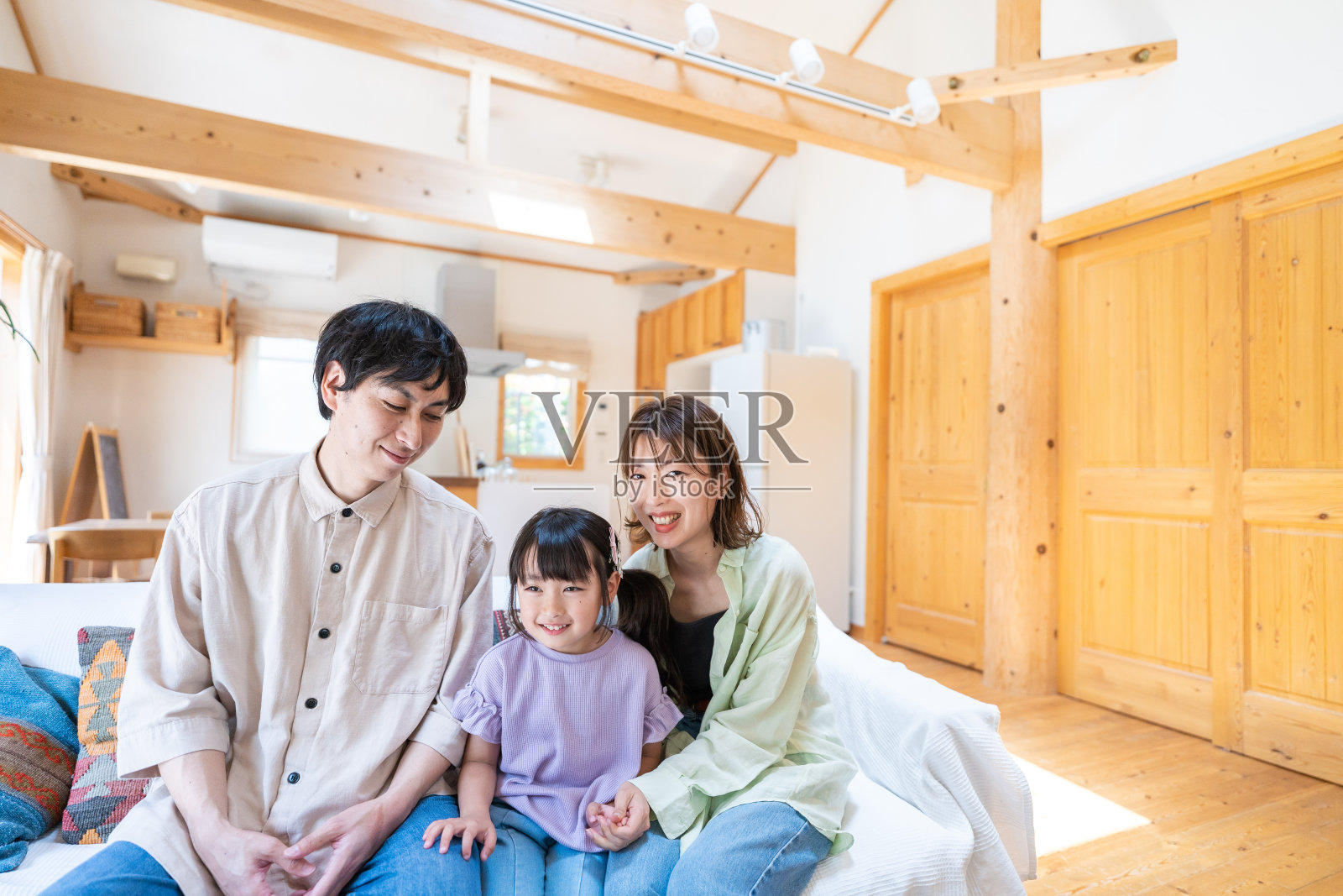 一家人在家里玩得很开心照片摄影图片