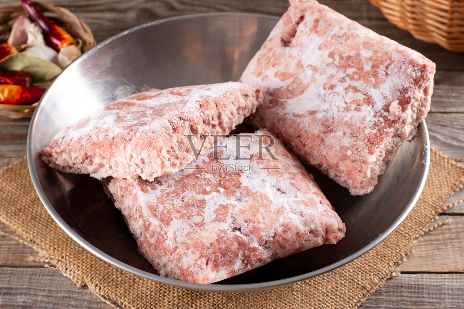 冻碎肉，金属碗里的猪肉末。磨碎的鸡包括背部，脖子，肝脏和心脏。冷冻食品。为猫、狗和宠物提供生食的概念。照片摄影图片