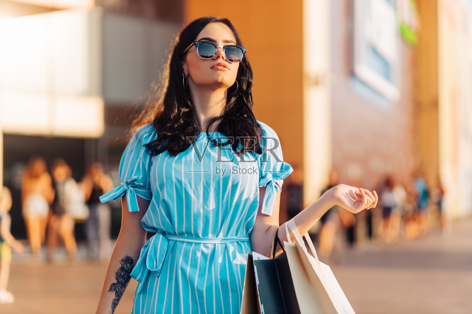 年轻女子带着购物袋在购物中心附近购物照片摄影图片