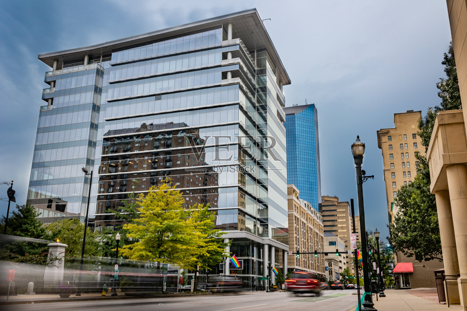 肯塔基州列克星敦市中心的主街，周末下午晚些时候堵车照片摄影图片