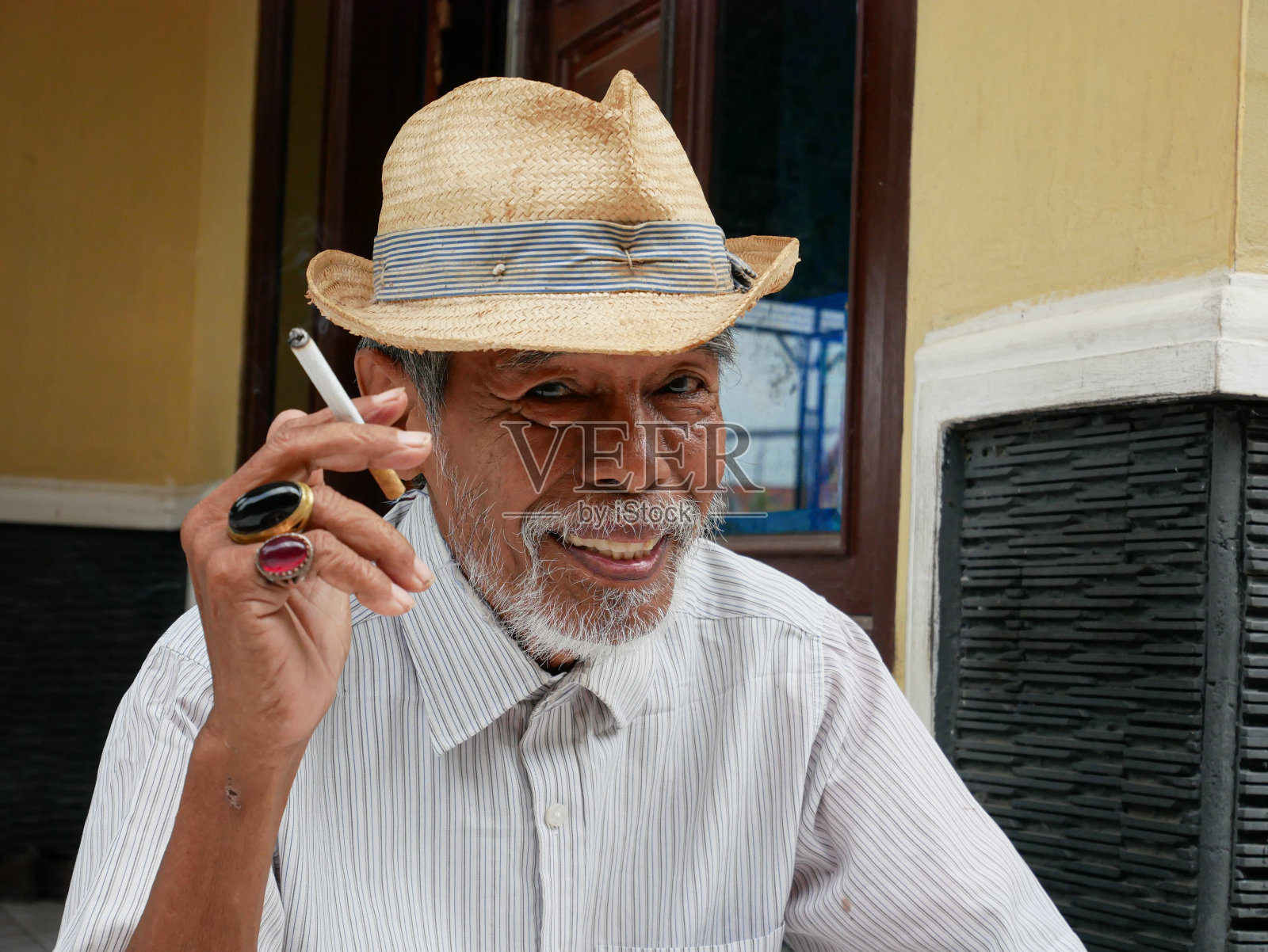 吸烟的亚洲老人的肖像照片摄影图片