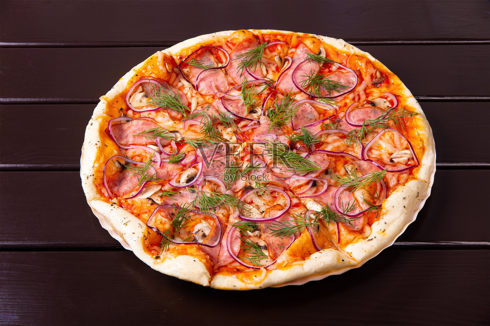 一种配有煎蘑菇、培根、洋葱和番茄的乡村披萨照片摄影图片