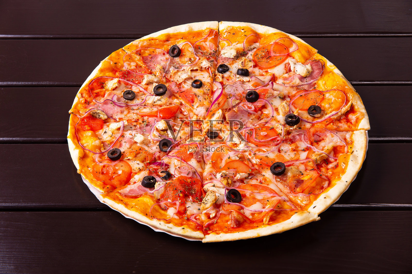 有炸鸡、培根、洋葱和番茄的乡村披萨照片摄影图片