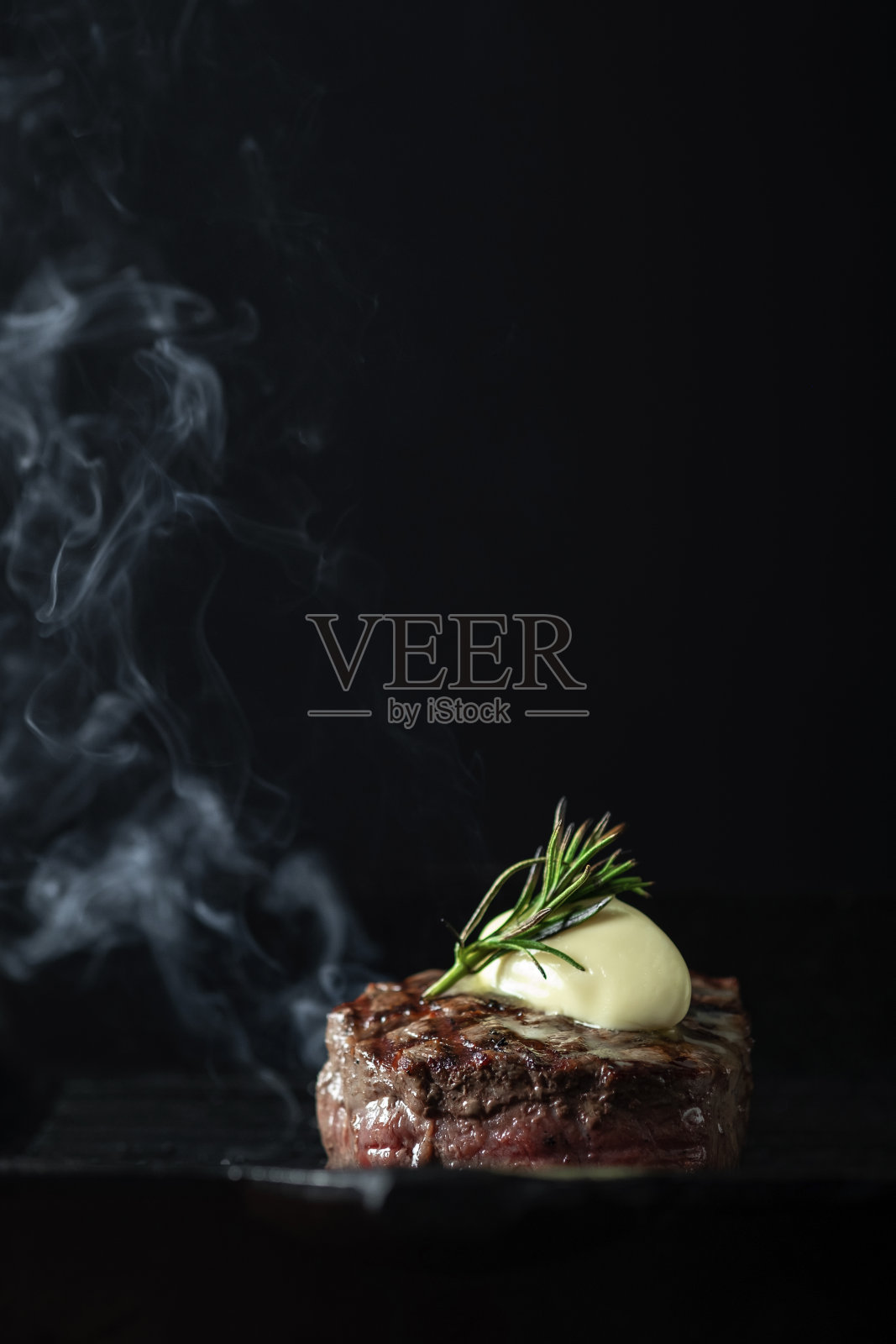 烹饪牛肉里脊牛排在一个烧烤锅上黑色的黑色背景与文本复制空间。这个食谱的概念是菲力牛排照片摄影图片