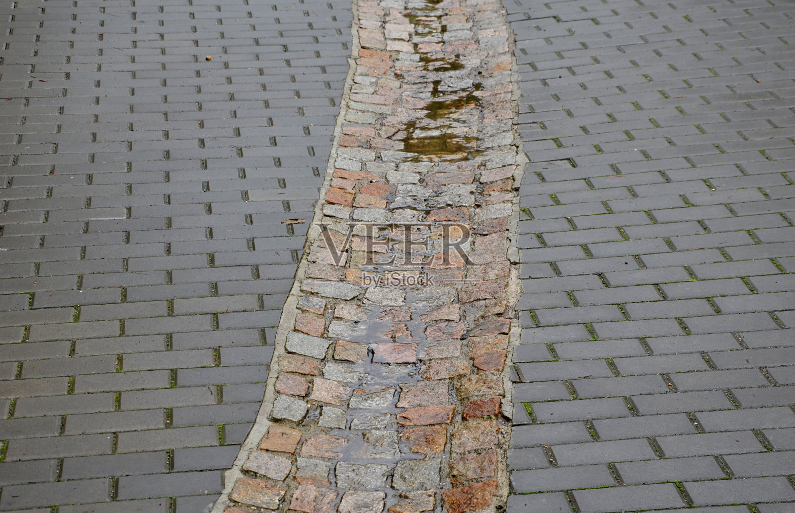 排水的混凝土地面在森林米色横铺鹅卵石排水沟中排入沟渠铺就的河床照片摄影图片