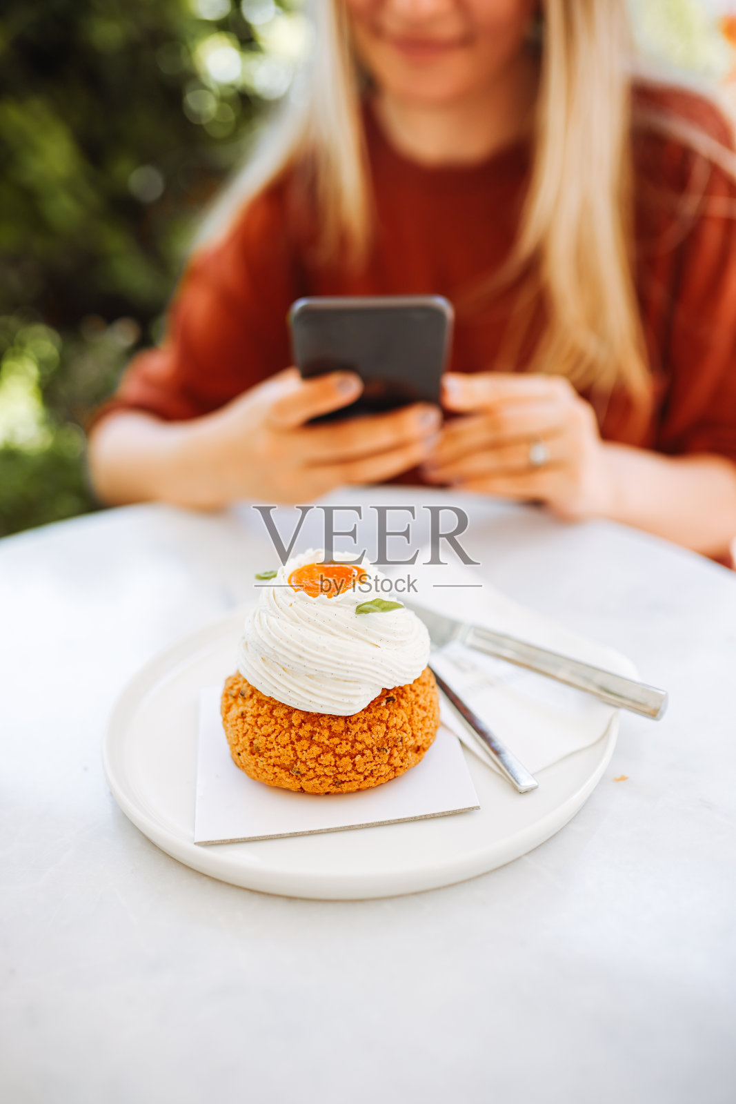 一个女人在咖啡馆里喝咖啡，吃糖果照片摄影图片