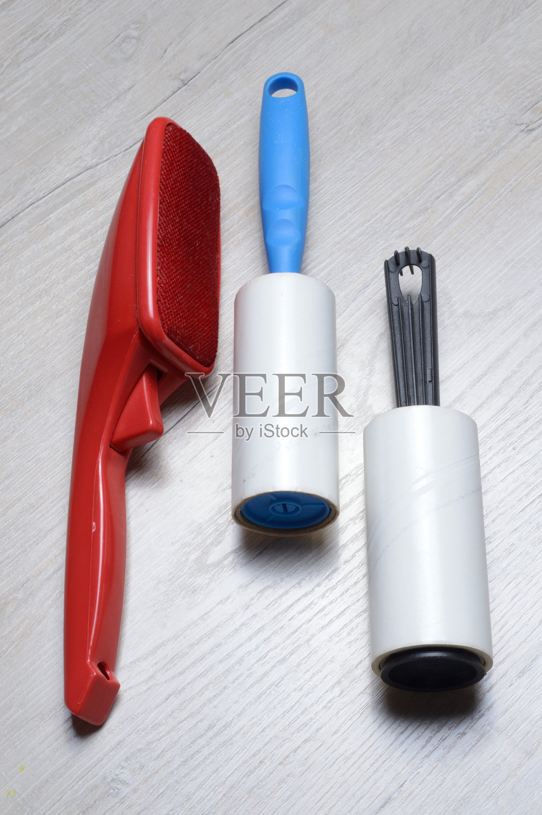 洗衣服用的刷子。在浅色的台面上放着一把黏糊糊的毛刷。照片摄影图片