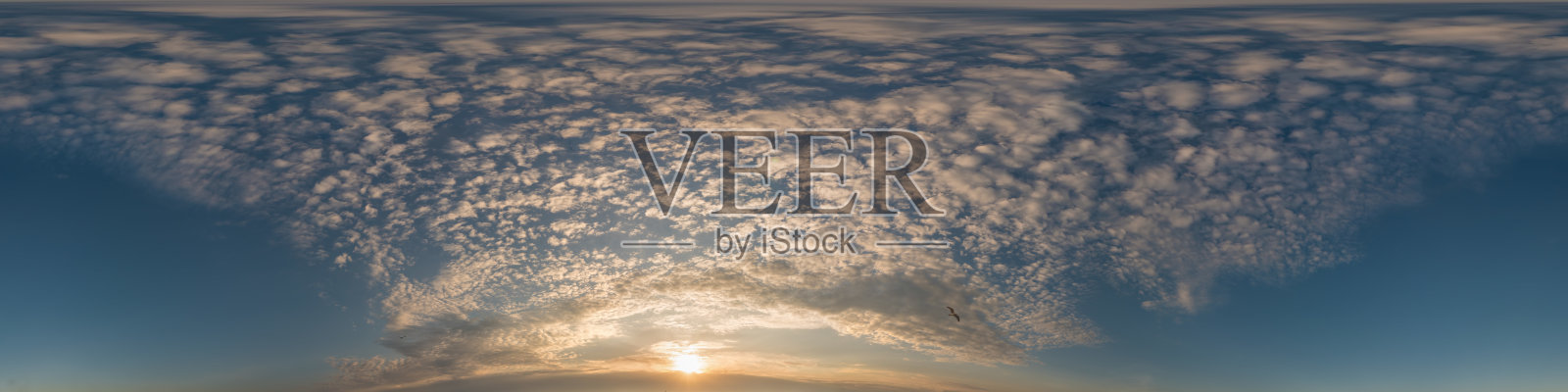 深蓝色的日落天空与卷云。球面等矩形格式无缝hdr全景图。完整的天顶3D可视化，游戏和天空替换无人机360全景照片摄影图片