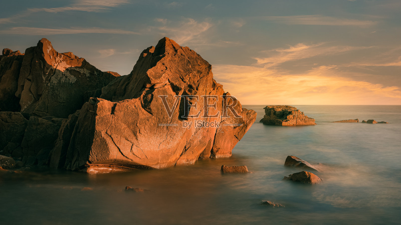 大海里的大石头在深夜的时候照片摄影图片