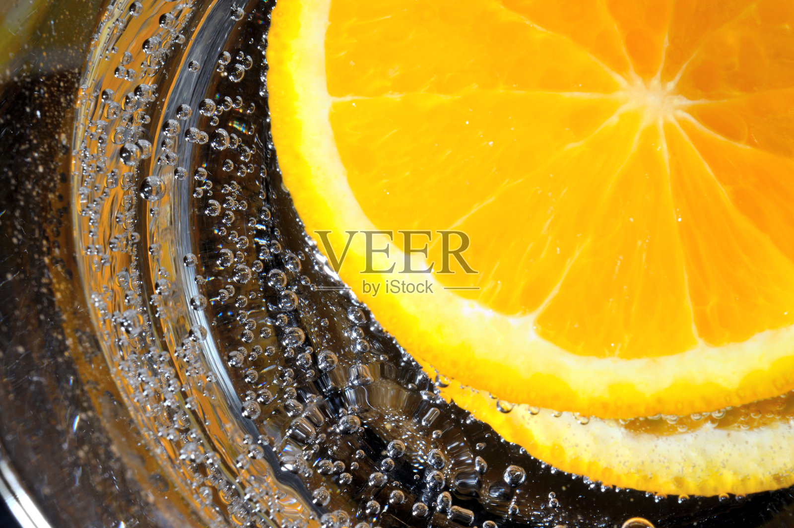 橘色的气泡闪闪发光的水。宏。照片摄影图片