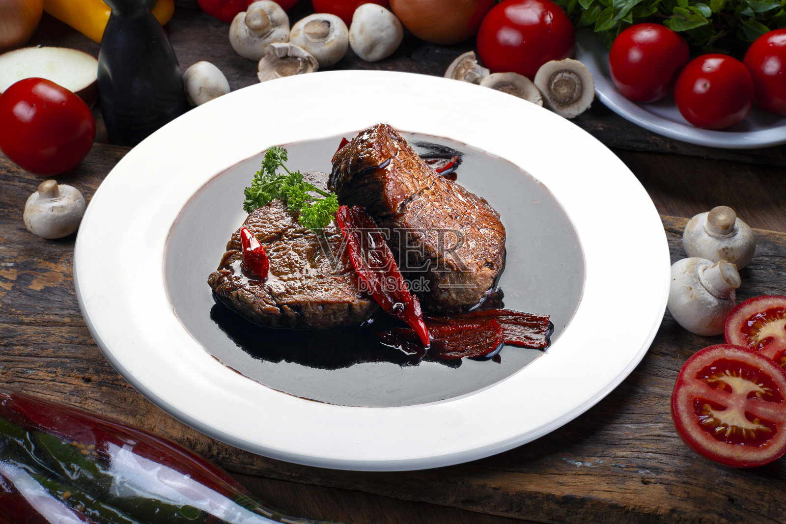 菲力牛排配红酒酱汁照片摄影图片