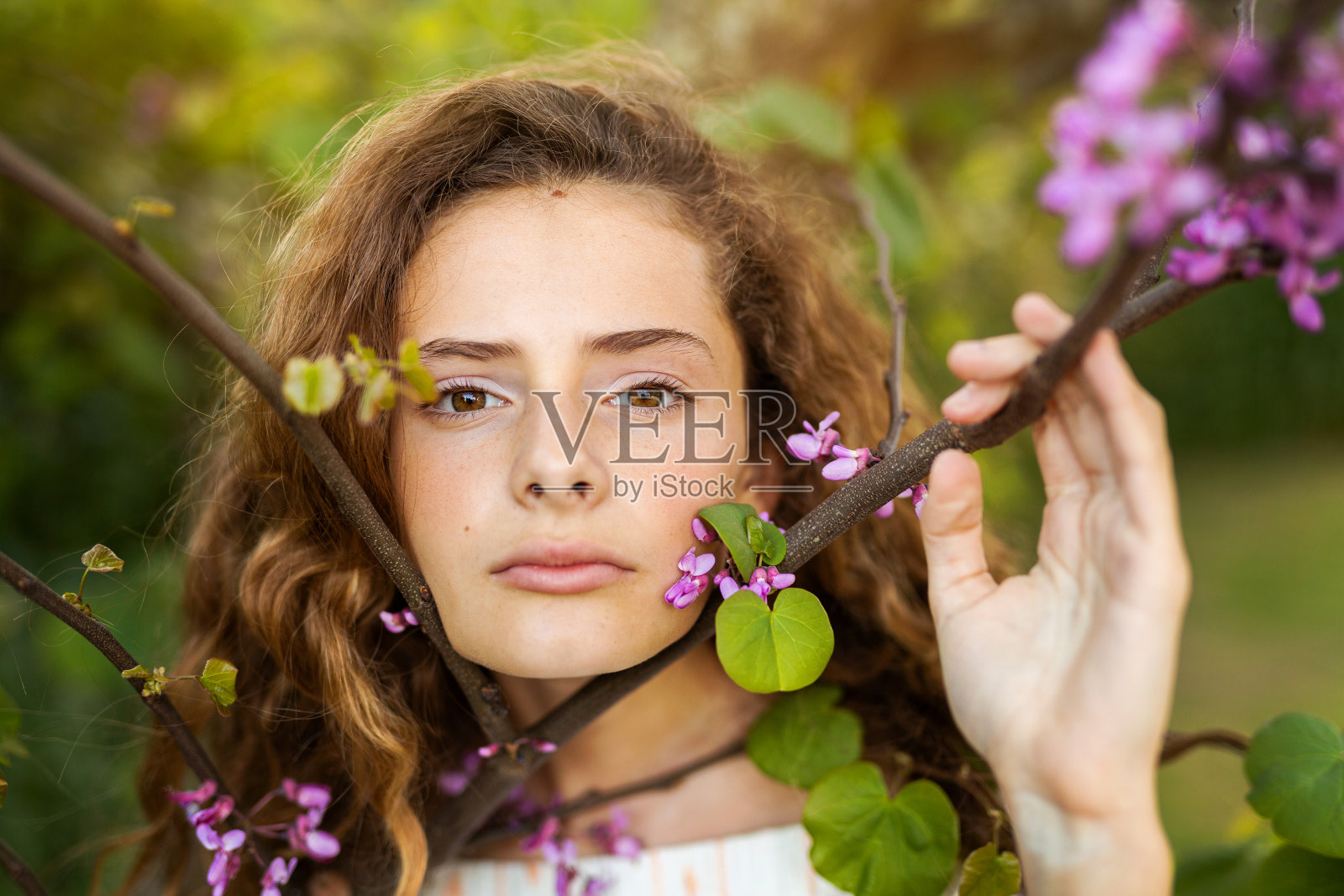 少年在春天的肖像照片摄影图片