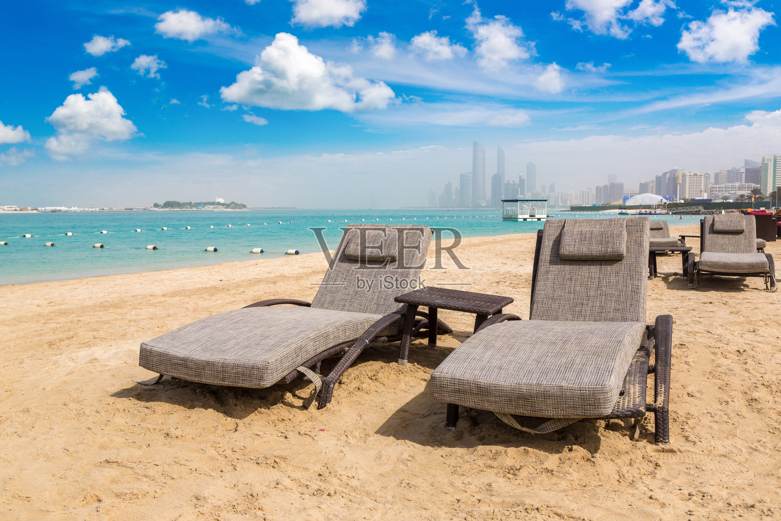 阿布扎比海滩上的日光浴床照片摄影图片