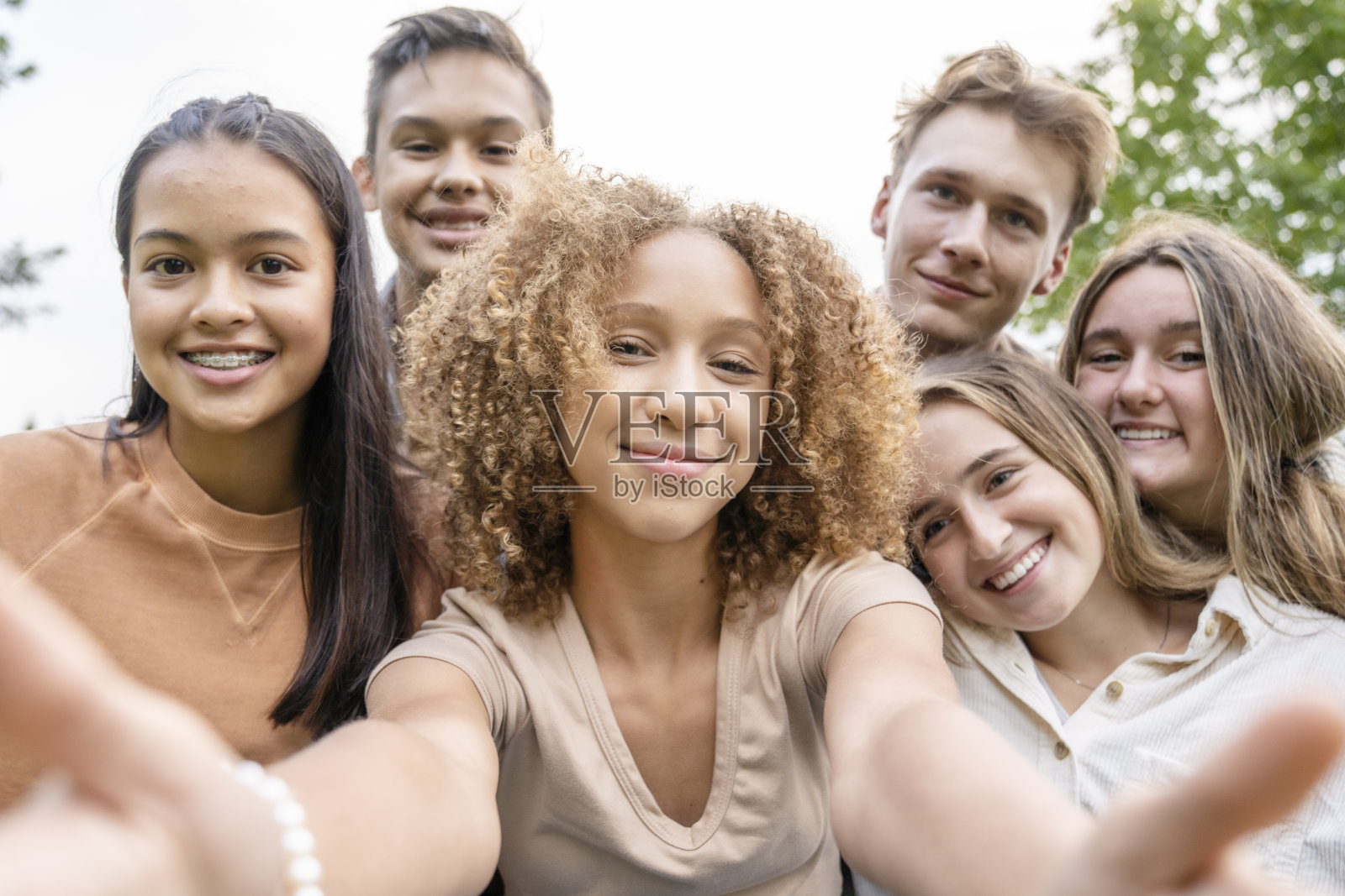 多民族高中生的自拍照片摄影图片