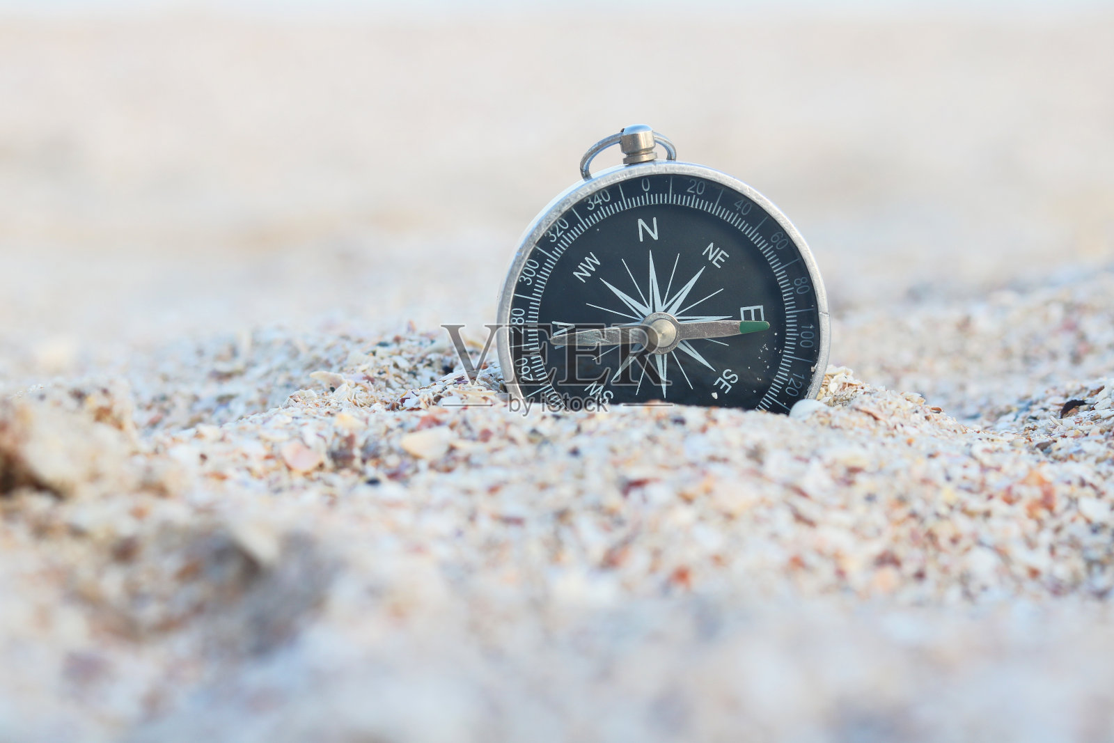 经典的航海指南针象征着海滩上的旅游用指南针、旅游用指南针和户外活动照片摄影图片