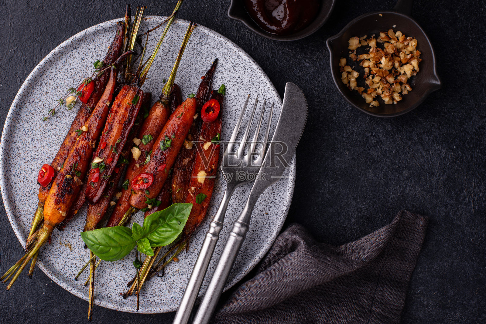 加酱油和蜂蜜的烤胡萝卜照片摄影图片