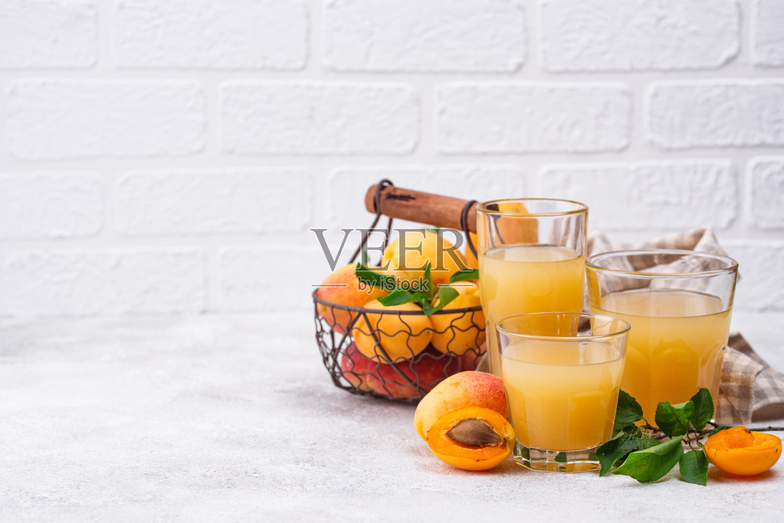 一杯杏汁。健康的饮料照片摄影图片