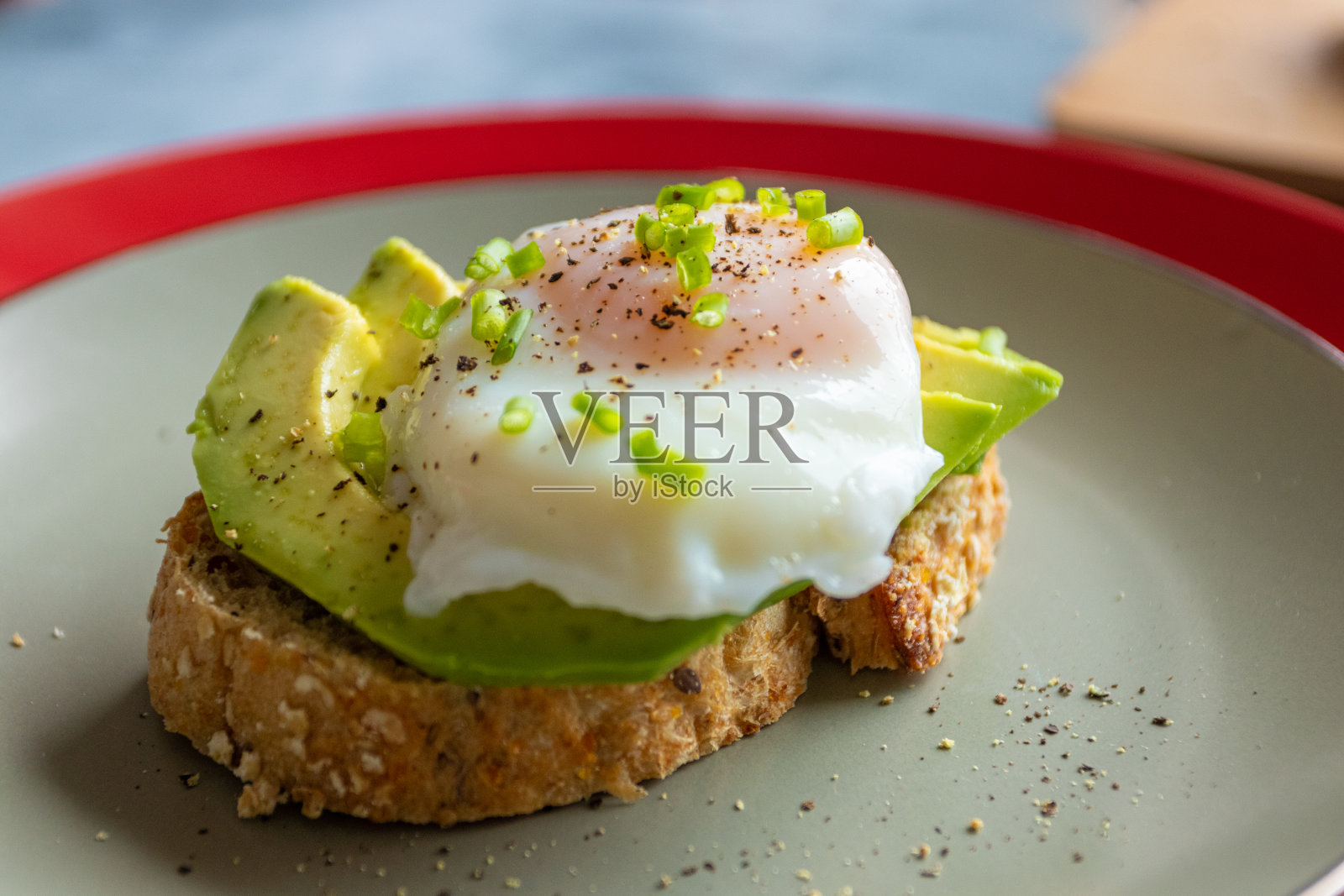 早餐是吐司加鳄梨和水煮蛋照片摄影图片