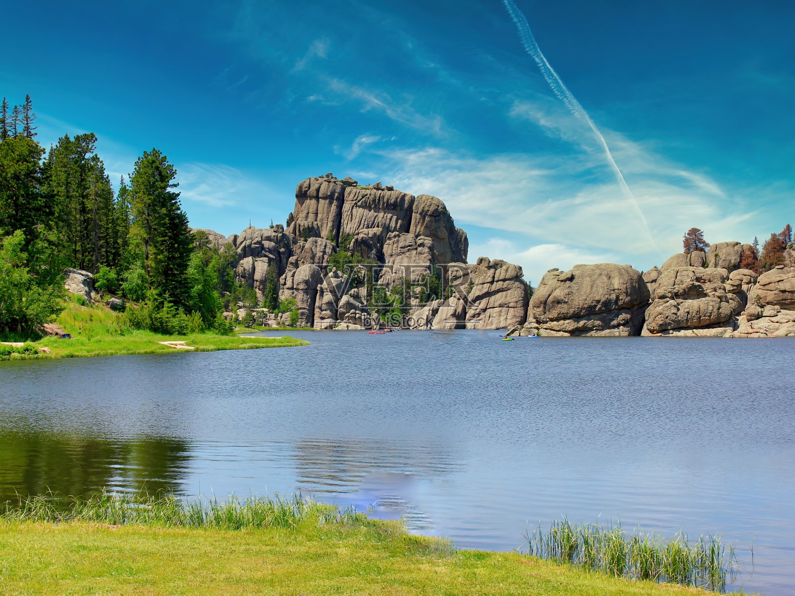 湖森林的海岸线照片摄影图片
