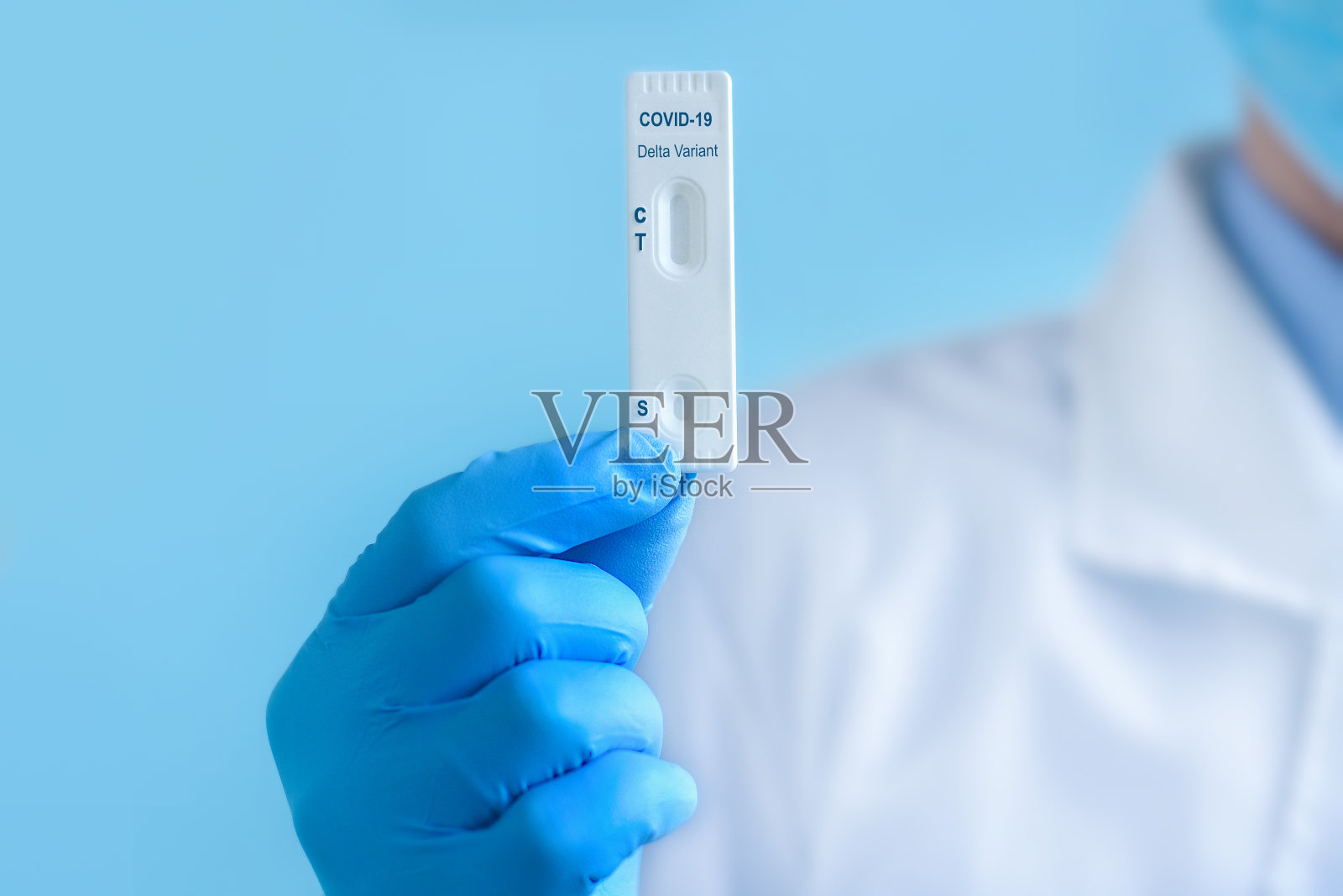 一名戴着防护口罩和手套的医生展示了COVID-19德尔塔变体的快速实验室检测，以检测新型冠状病毒的IgM和IgG抗体。照片摄影图片