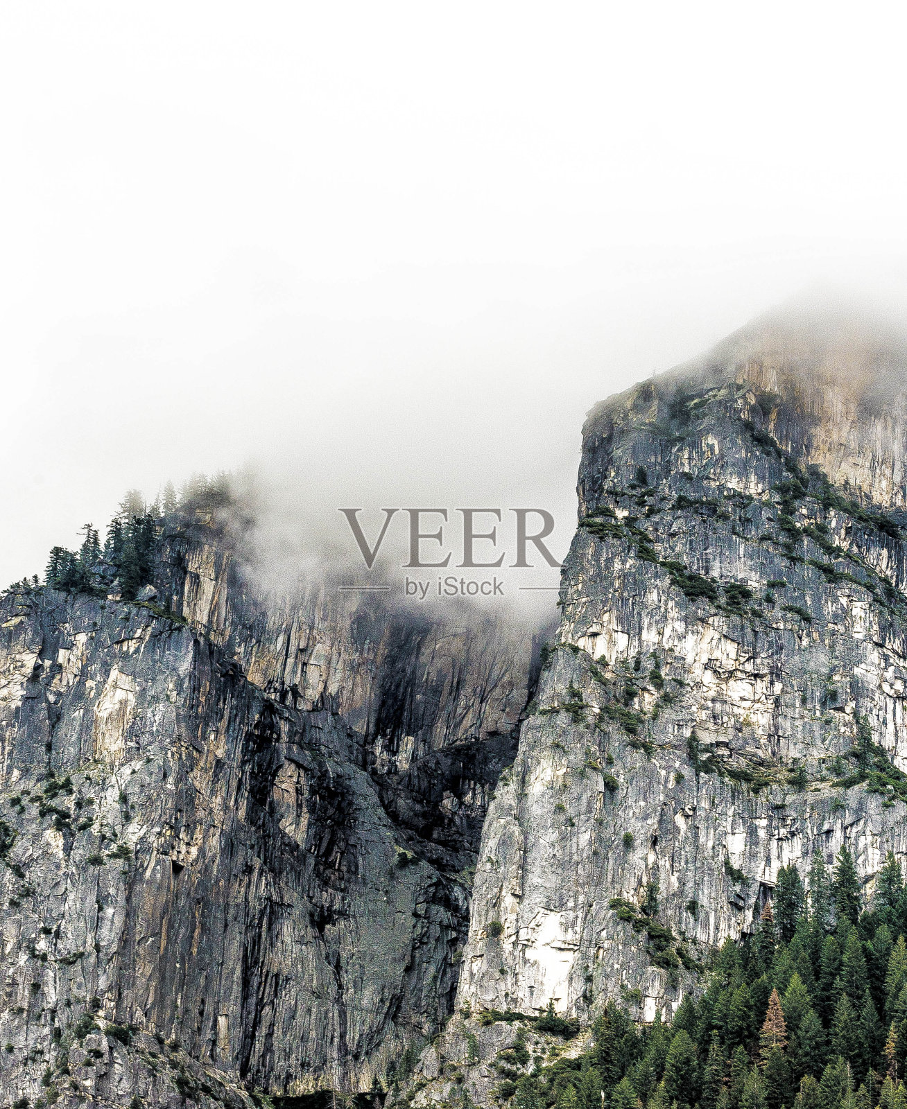 加州约塞米蒂的两座山被厚厚的云层覆盖照片摄影图片