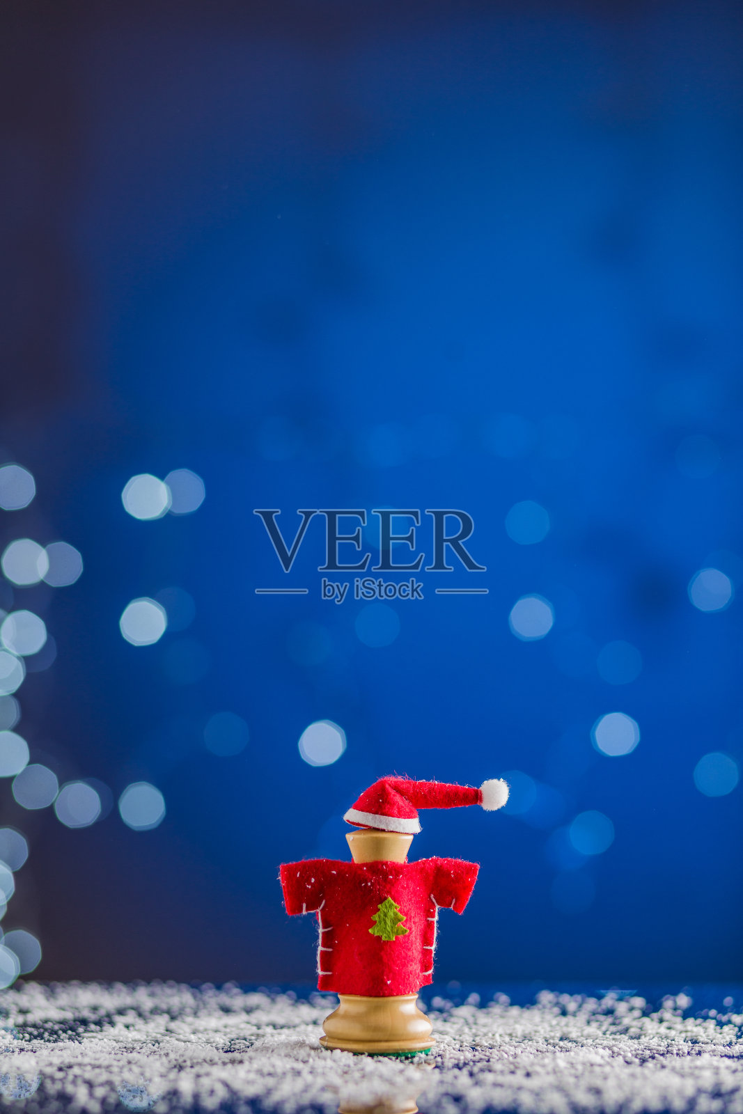 圣诞老人圣诞节或新年领导计划和智慧概念。国际象棋的棋盘游戏照片摄影图片