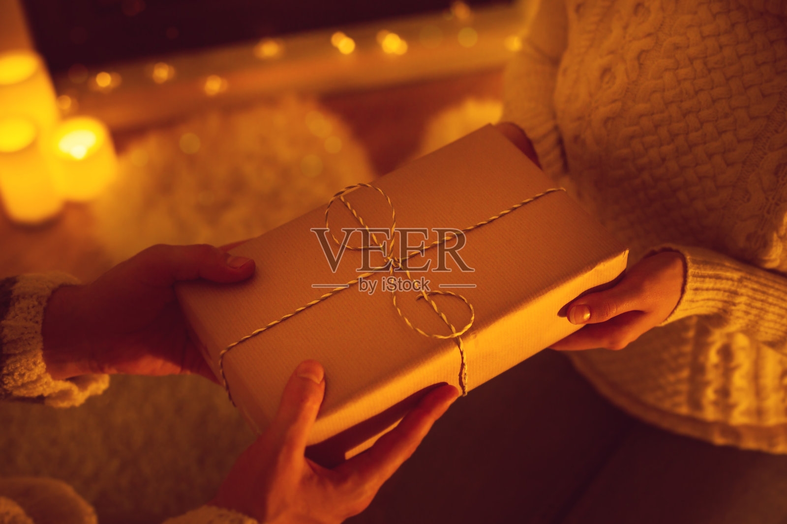 圣诞礼物在手照片摄影图片